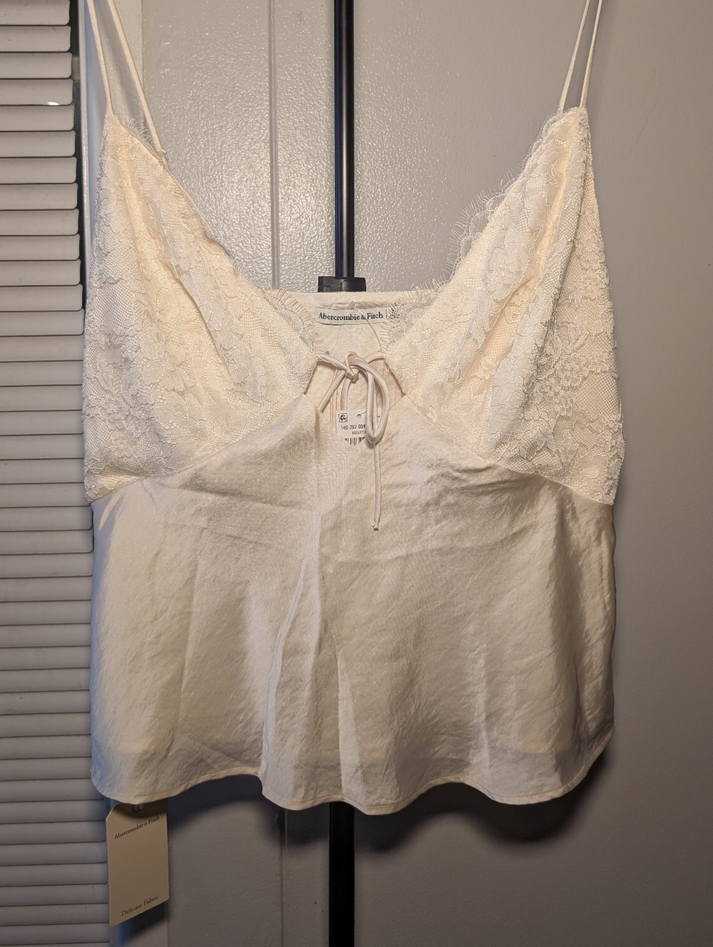 NWT Abercrombie & Fitch Lace-Trim Spaghetti Strap Cami in Cream
